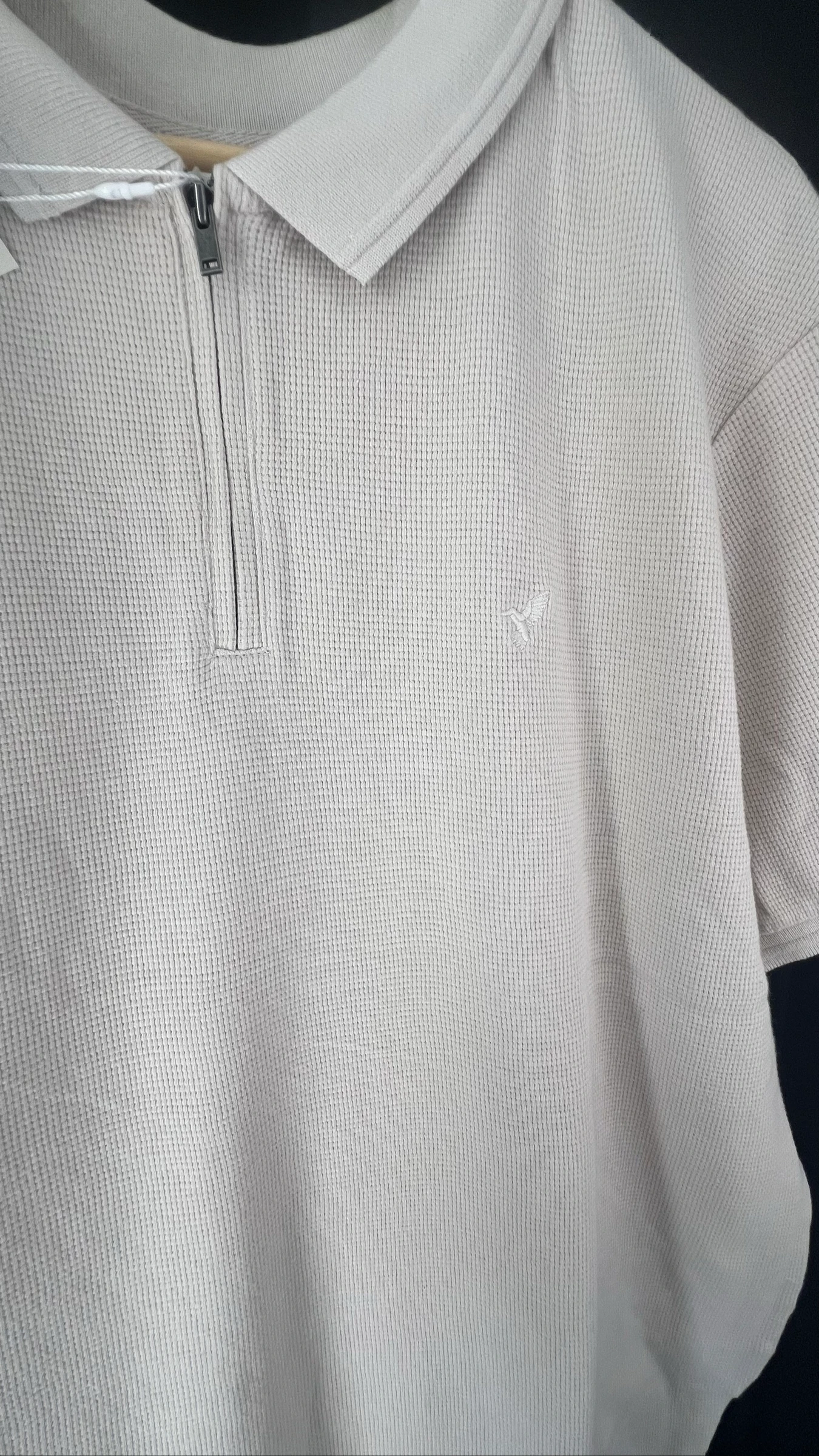 Camisa Polo Masculina Bege com Gola em Zíper e Tecido Texturizado – photo 5